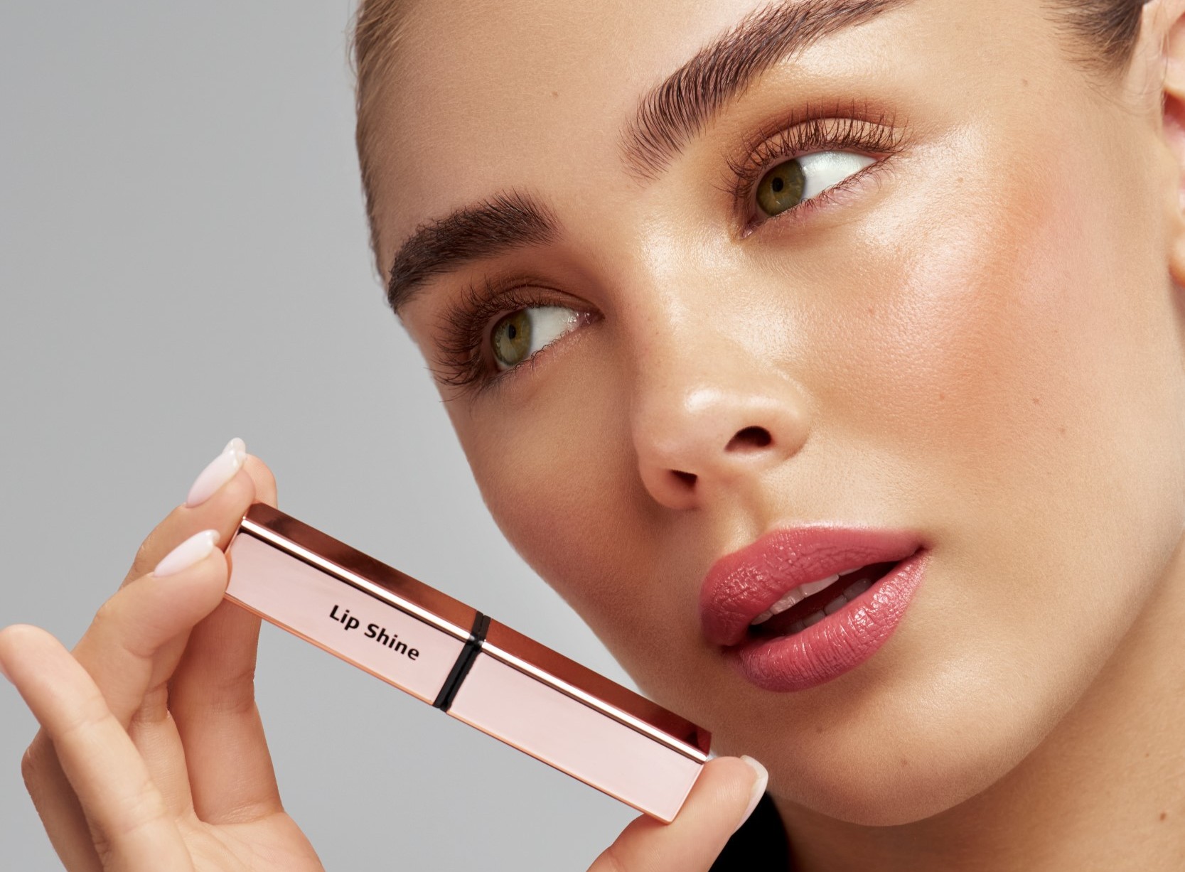 קרליין משיקה את Lip Shine: שפתון במרקם באלם לשפתיים רכות ומלאות לחות | jour-magazine.co.il