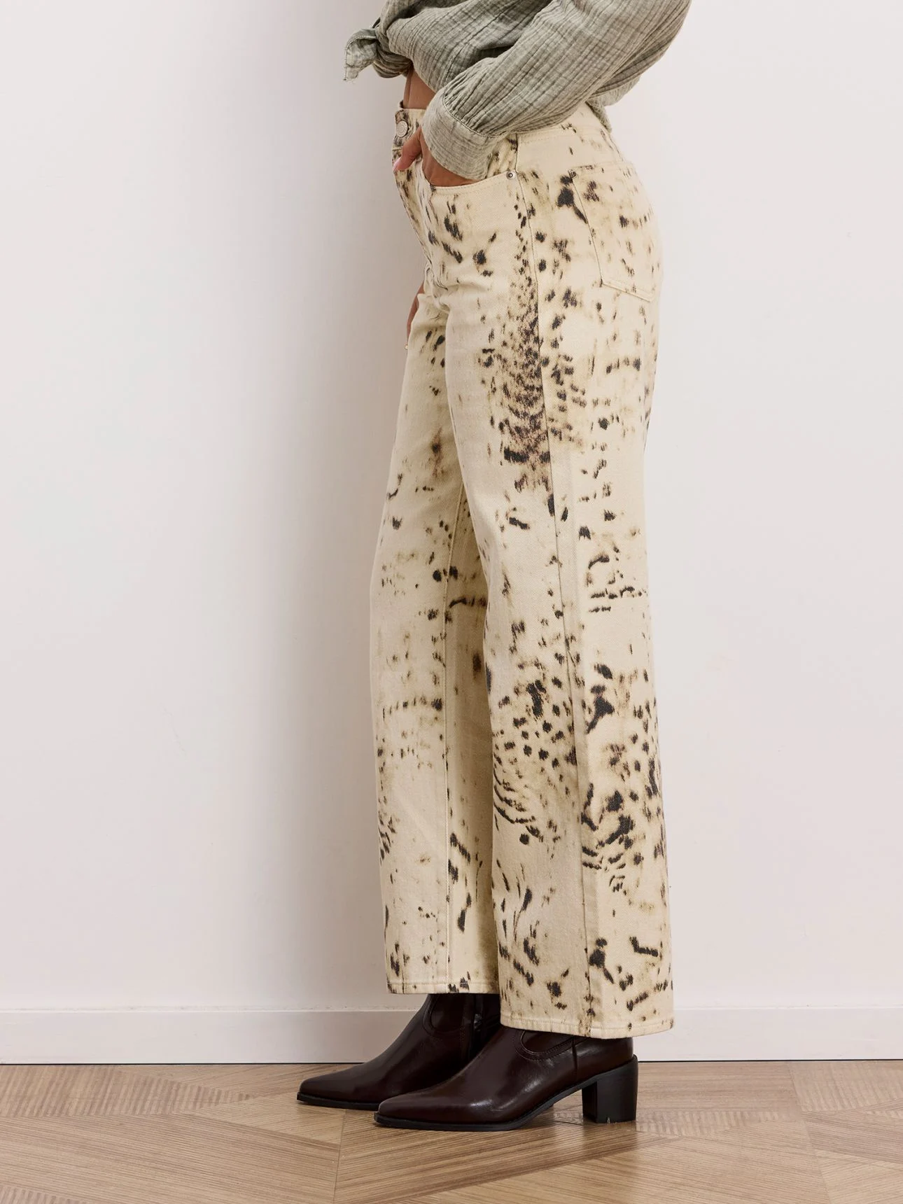 הטוטאל לוק שחוגג בסטייל: קאמל, סאטן וטאץ’ של רוקנ'רול | jour-magazine.co.il