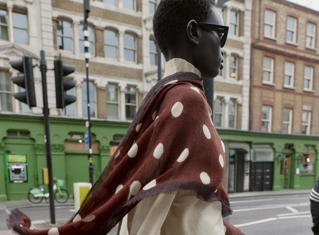 צעיף אחד-מראה חד: הטריק הפשוט שכבר אימצו קנדל ג'נר וג'ילדה אמברוזיו | jour-magazine.co.il