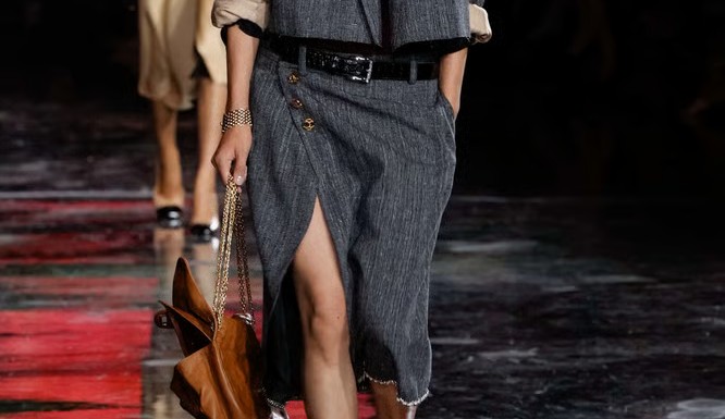 כל אחת צריכה חצאית צמר אפורה בחורף הזה — הנה למה | jour-magazine.co.il