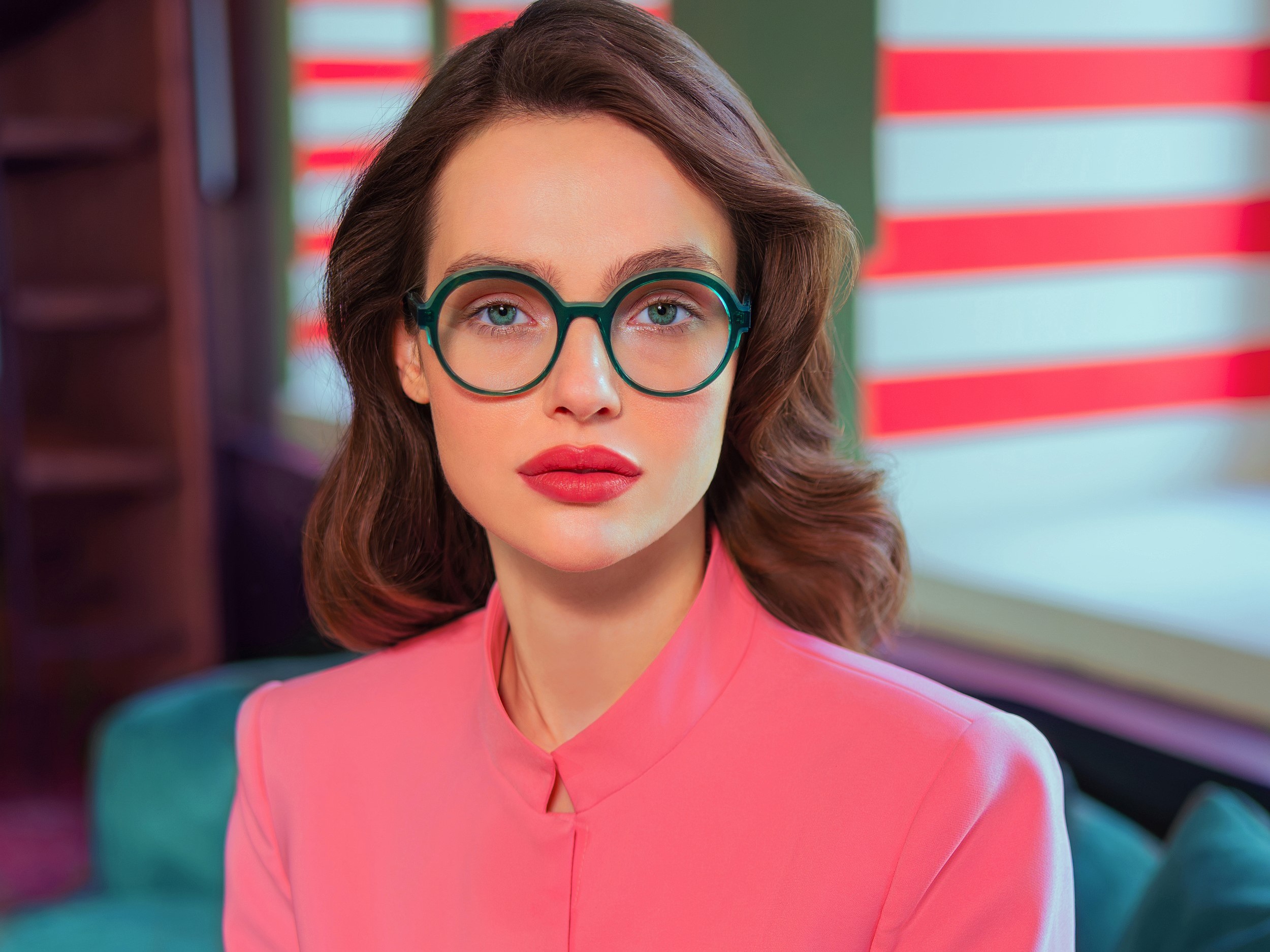 CAROLINE ABRAM: נשיות פריזאית בצבע מלא | jour-magazine.co.il