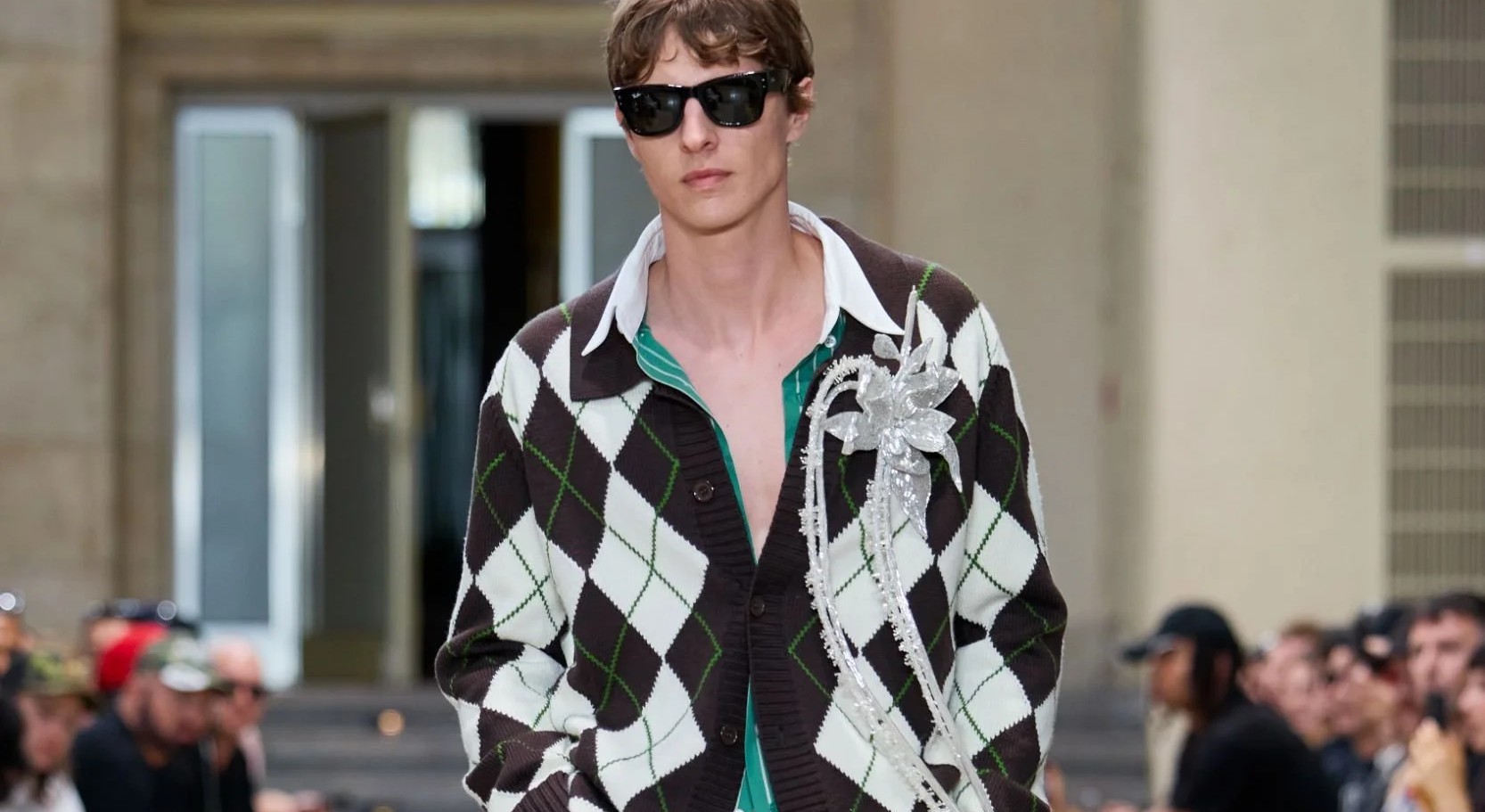 לא רק על הדש: כל הדרכים החדשות לענוד סיכה | jour-magazine.co.il