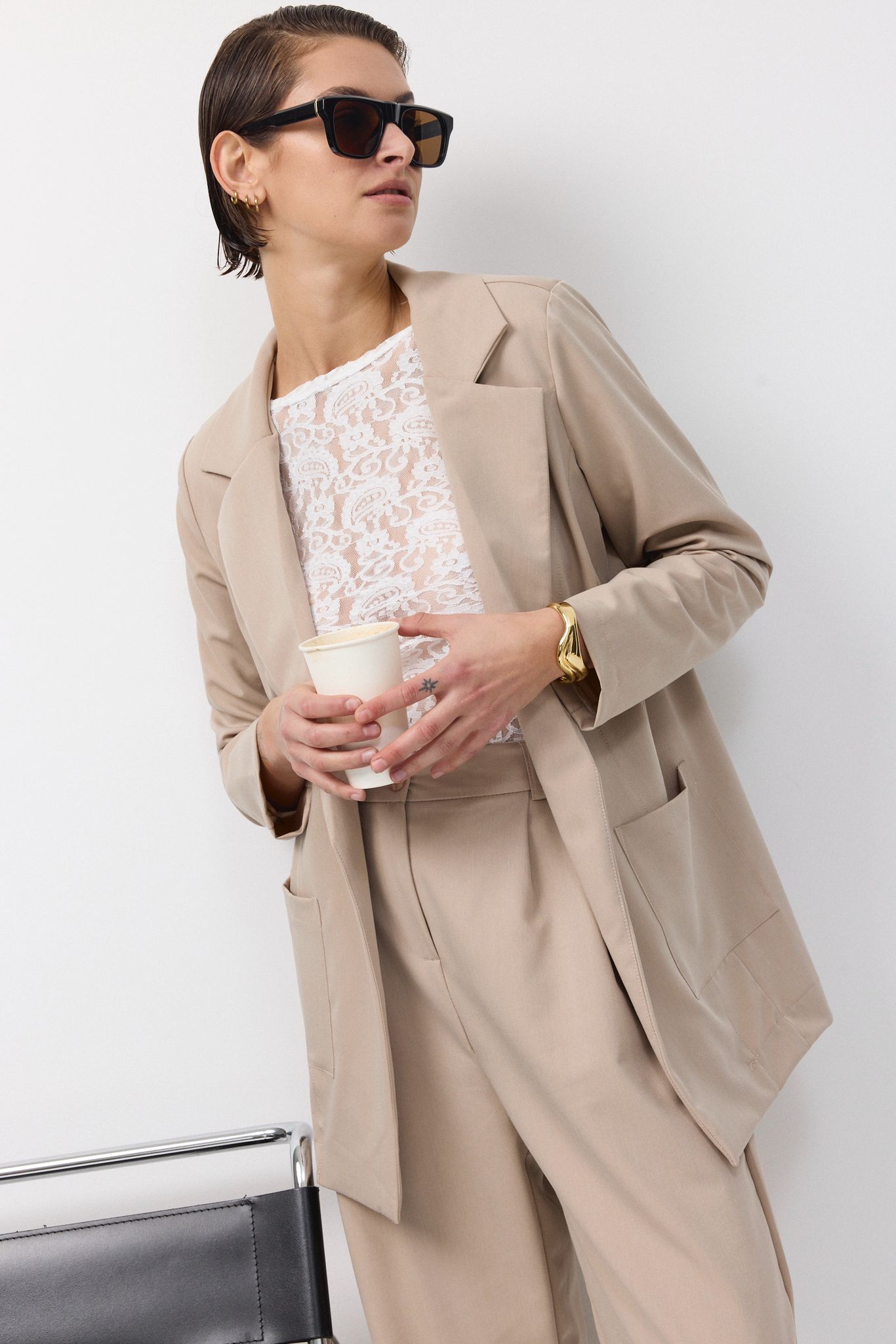 קארן מזרחי חוזרת אל הארכיון המשפחתי: Backstage becomes front row | jour-magazine.co.il