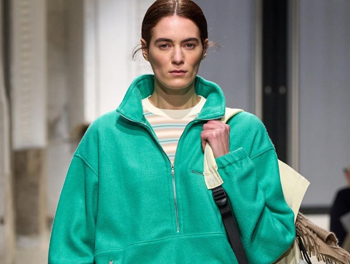 איך פריט "של טיולים" הפך לשכבת ה־High-Low הכי נכונה של חורף 2026 | jour-magazine.co.il