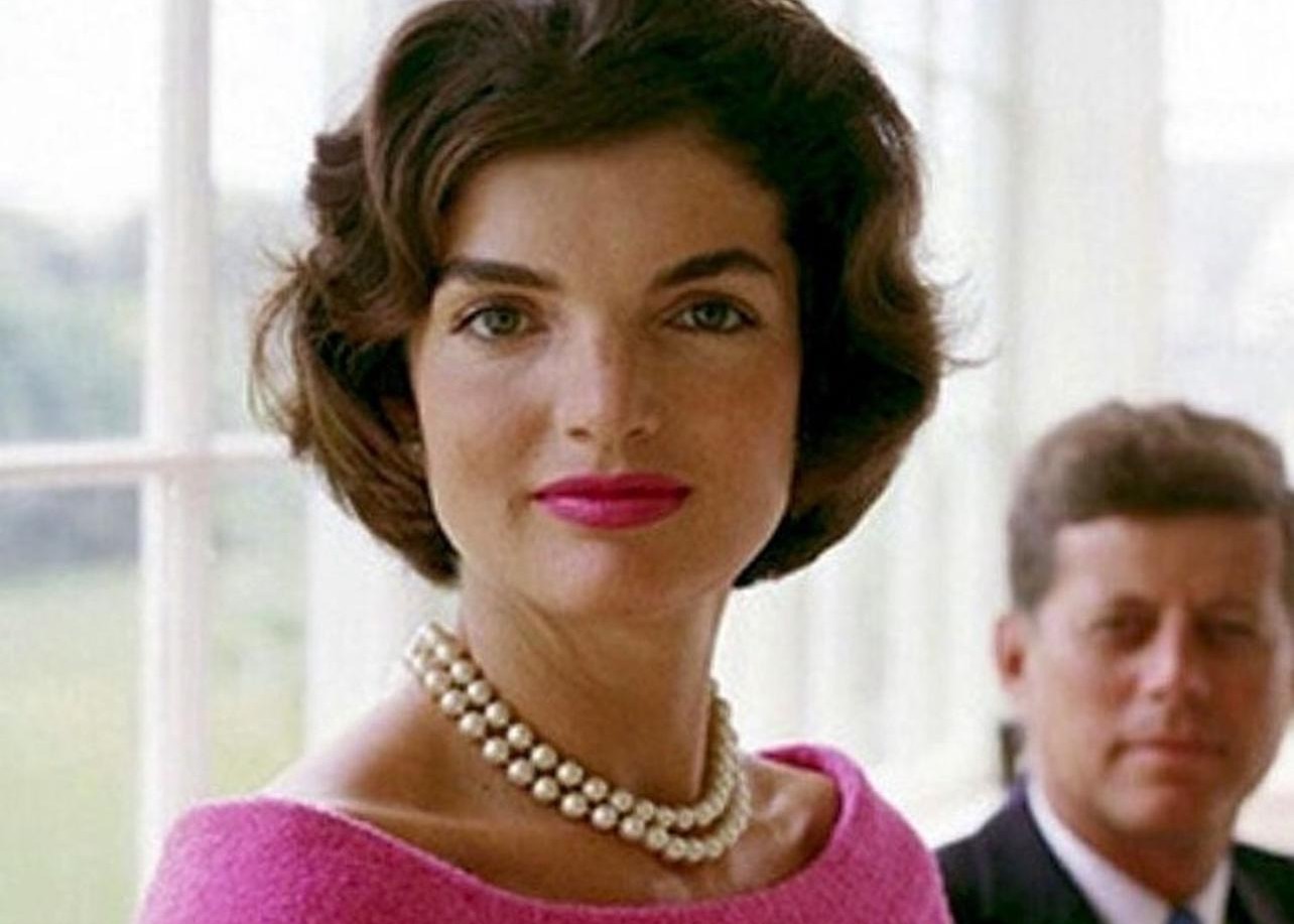 ג’קי קנדי: 10 שיעורי סטייל שעדיין עובדים ב־2026 | jour-magazine.co.il