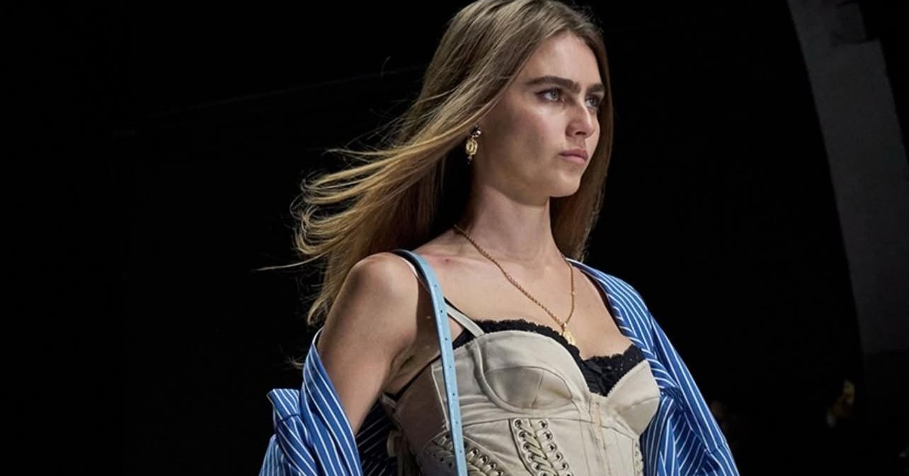 החזייה יוצאת לאור: ה-Peek-a-Bra הוא הטרנד שלא מתנצל | jour-magazine.co.il