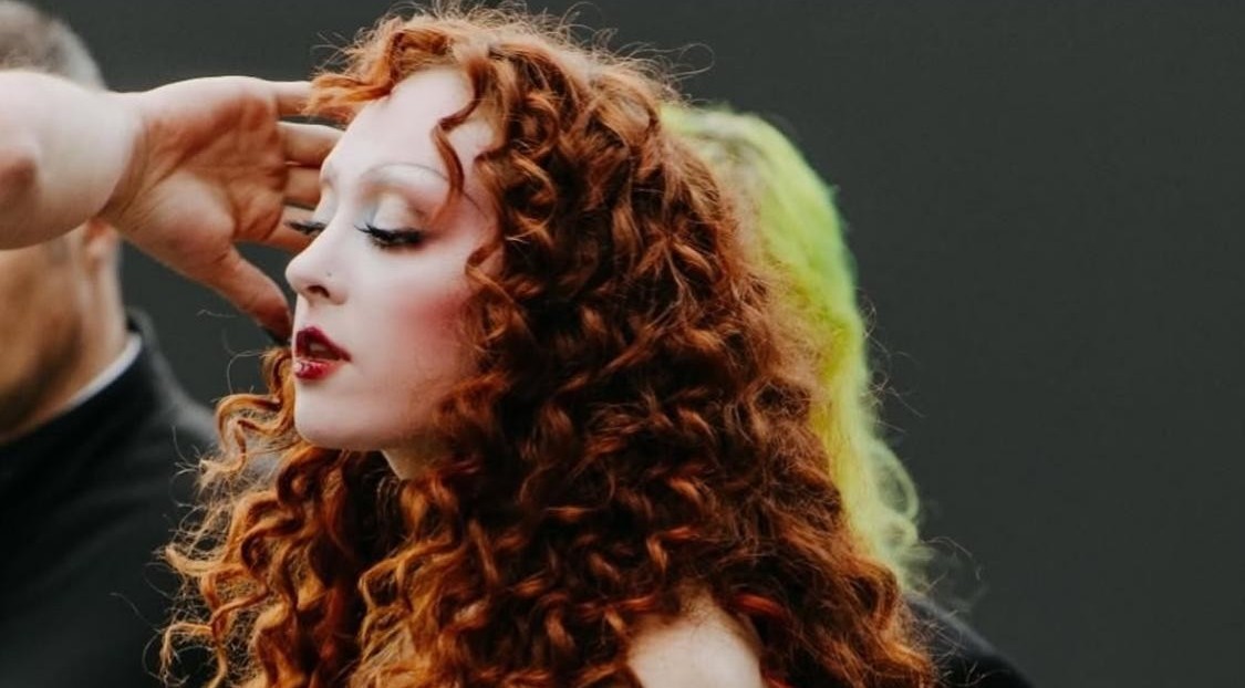 הצפה של צבע: הטרנד הכי נועז של הניינטיז חוזר – והפעם הוא לא עוצר בעפעפיים | jour-magazine.co.il