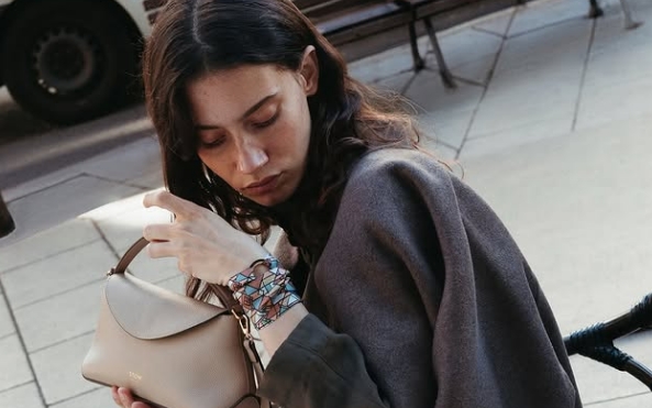 זה לא שאנל, זה הרבה יותר מתוחכם: מותגי תיקים שפצחו את השיטה | jour-magazine.co.il