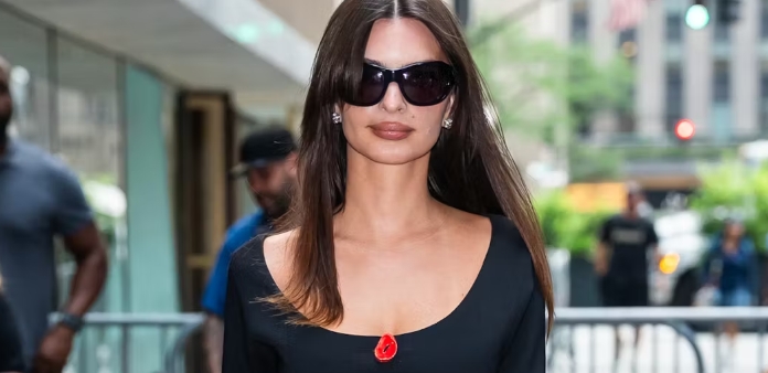 אמילי רטאייקאוסקי מחזירה את המכנס שכולנו ניסינו לשכוח (וזה נראה אש) | jour-magazine.co.il