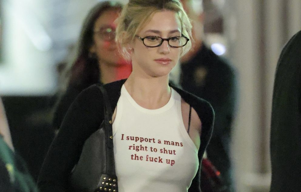 לילי ריינהרט מחזירה את הטי-שרט הגרפית למרכז הבמה (ואנחנו כבר רצות להדפיס) | jour-magazine.co.il