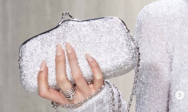 הלכת רחוק? אנחנו איתך: ככה תשלבי תיק מנצנץ בלוק של אמצע היום | jour-magazine.co.il