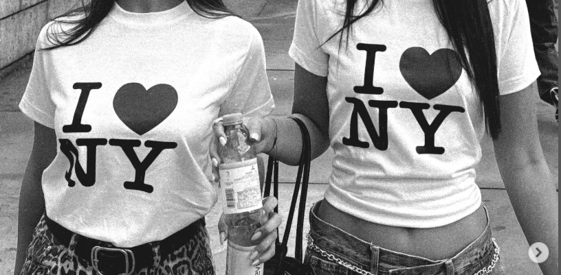 מזכרת או פריט לוהט? הטי-שירט של התיירים הופכת לדבר הכי נכון במלתחה שלנו | jour-magazine.co.il